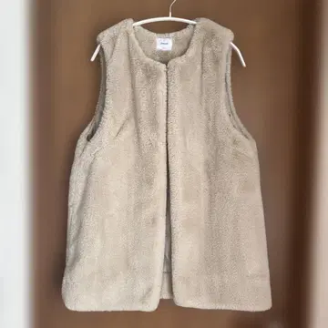 Discoat 퍼 베스트 베이지 미들 기장