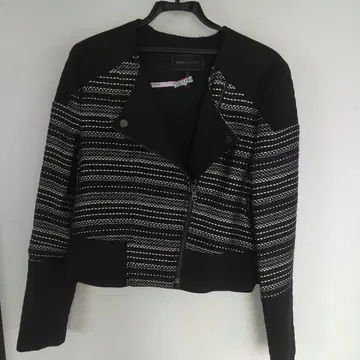 노카라 자켓 블랙과 화이트 스트라이프