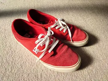 DC 레드 스니커즈