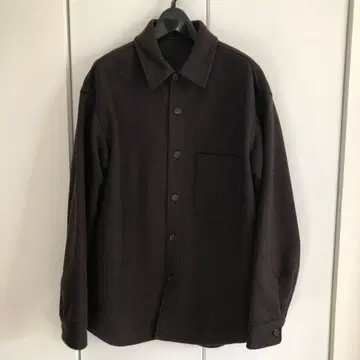 유니클로 다크 브라운 버튼업 셔츠