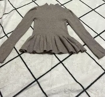 베이지 프릴 밑단 니트 M