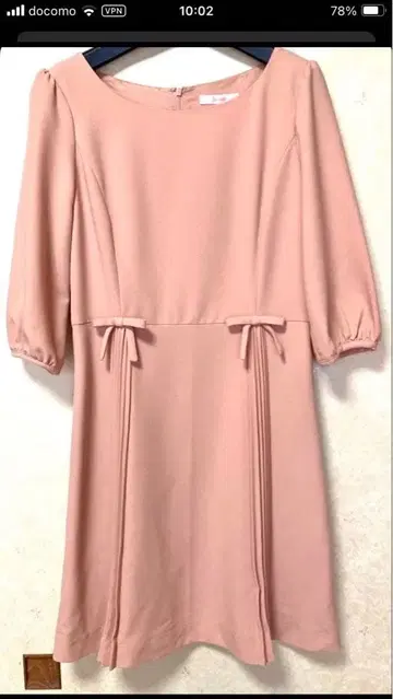 핑크색 무릎 기장 원피스 긴팔