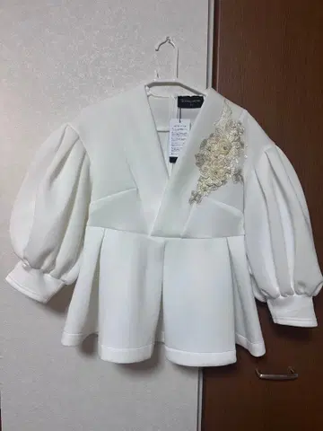 플라워 자수 포함 화이트 상의