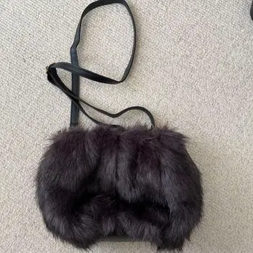 다크 퍼플 퍼 숄더백