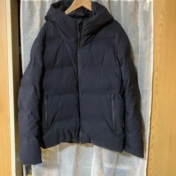 유니클로 심리스 다운 자켓 블랙 L 사이즈