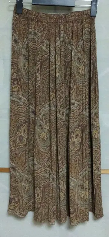 리버서블 브라운 계열 플리츠 스커트