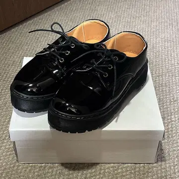 통굽 블랙 로퍼 에나멜