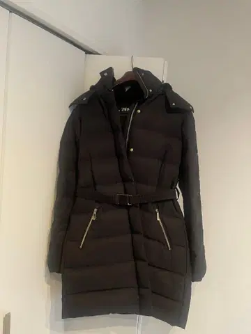 [새상품급] ZARA 자라 다운 코트 M 벨트 퍼 포함 골드 버튼 A라인