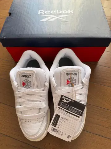 새상품 미착용 리복 스니커즈 CLUB C BULC 23