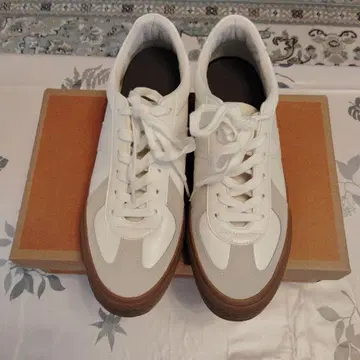 Amber Wall 스니커즈 화이트 베이지