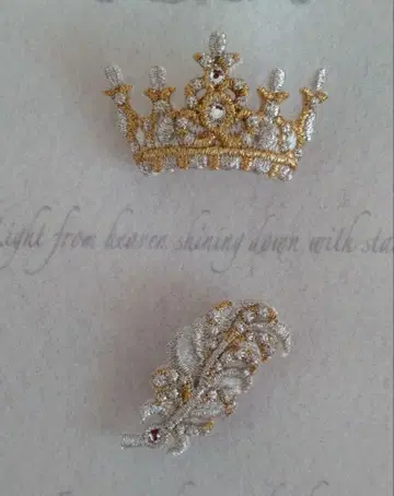 라캄 자수 브로치