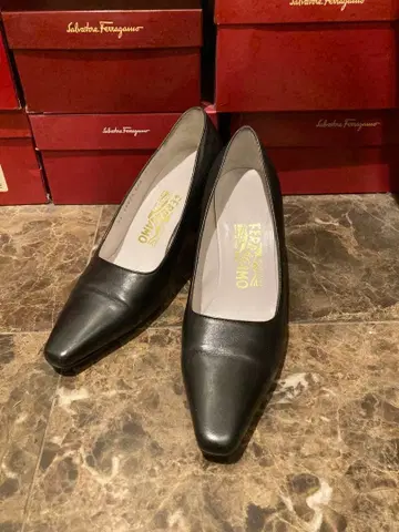 페라가모 블랙 펌프스