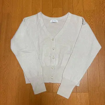 EMMEL REFINES 베이지 V넥 펄 버튼 가디건 새상품급