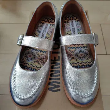 MINNETONKA 실버 플랫슈즈