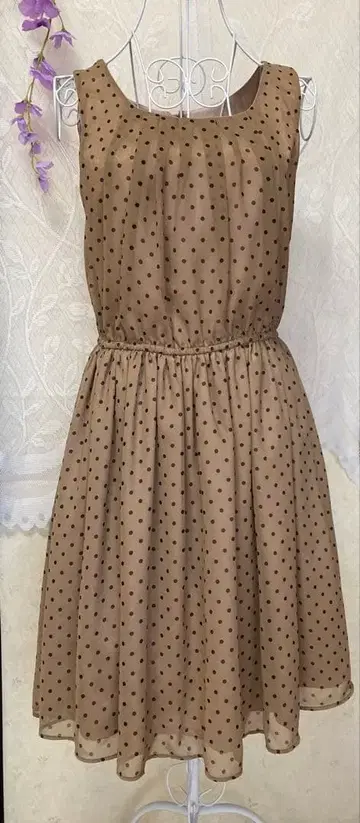 베이지 도트 무늬 슬리브리스 미니 원피스