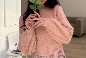 핑크색 퍼 소재 긴팔 니트