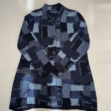 블루 계열 체크 무늬 니트 코트