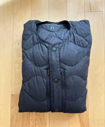 유니클로 화이트 마운티니어링 리사이클 하이브리드 다운 블랙