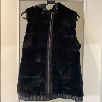 후드 부착 블랙 퍼 베스트 40