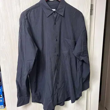 다크 그레이 긴팔 셔츠 가슴 포켓 부착