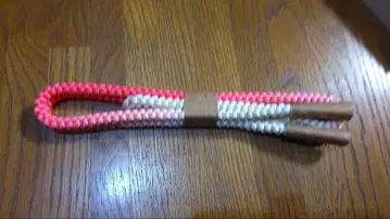 실크 소재 핑크와 화이트 허리띠