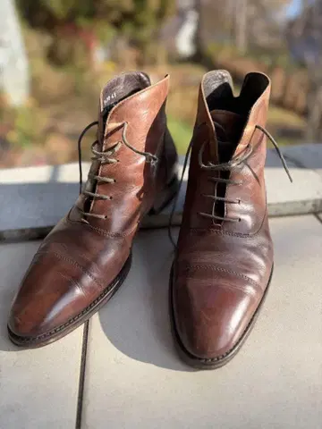 브라운 가죽 하이컷 드레스 신발