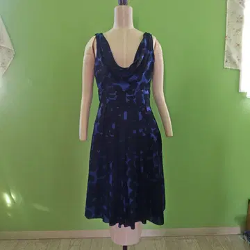 블랙과 파랑 도트 무늬 슬리브리스 원피스