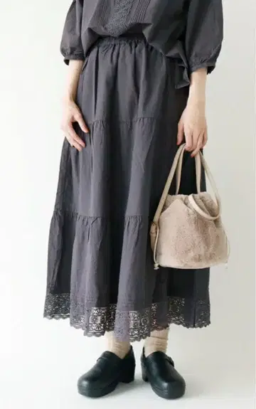 사만사 모스모스 티어드 밑단 레이스 스커트 롱 차콜