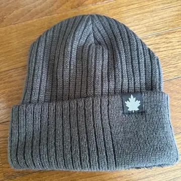 다크 그레이 니트 모자 메이플 리프 택