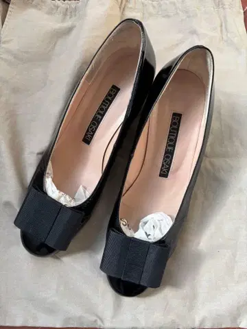BOUTIQUE MOSCHINO 블랙 펌프스 리본 포함