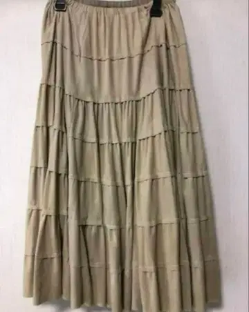 베이지 플레어 스커트 티어드 디자인