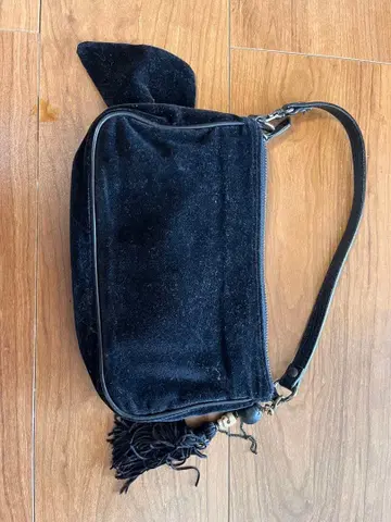 iui x How to Know 벨벳 핸드백