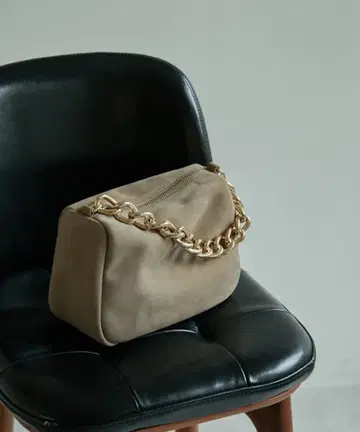 개럴개런트 베이지 스웨이드 골드 체인 핸드백