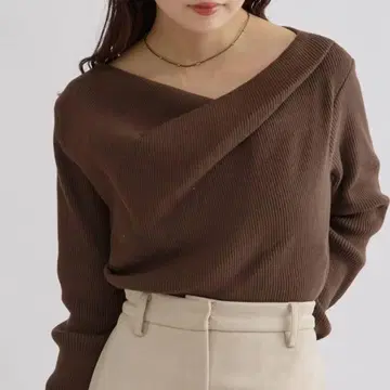 오프숄더 리브 니트 브라운