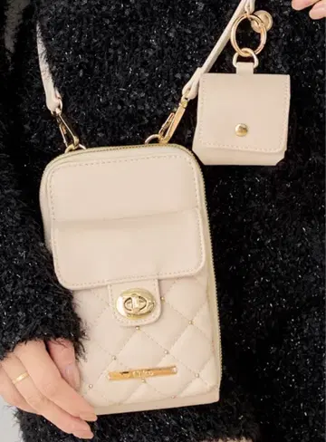 chico 퀼팅 스마트폰 숄더백 아이보리