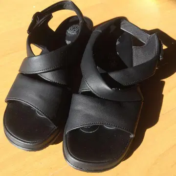 블랙 크로스 스트랩 샌들