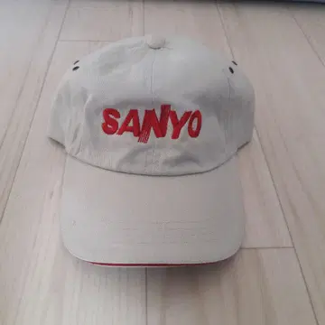 SANYO 베이지 캡 빨간색 자수