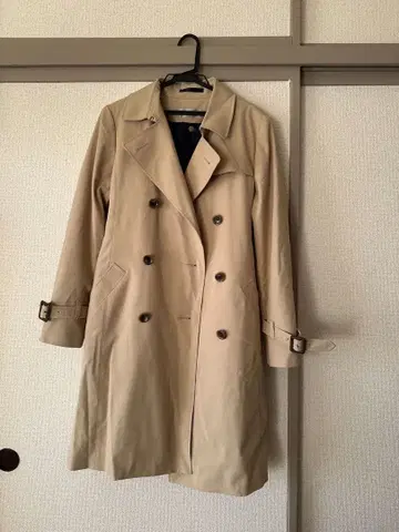 베이지 더블 브레스트 트렌치코트
