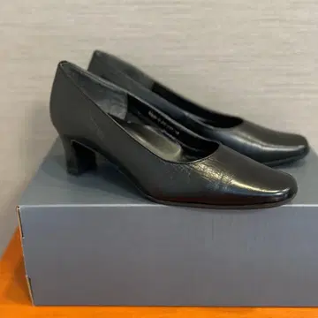 블랙 가죽 스퀘어토 펌프스 중간 힐