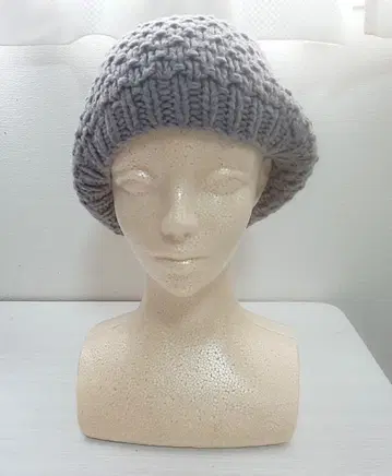 띠어리 럭스 새상품급 베레모 스타일 니트 모자 그레이 x 고급 소재
