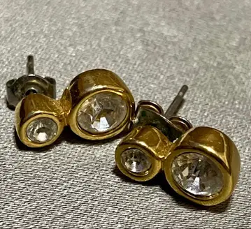 골드톤 스터드 귀걸이 크리스탈 포함