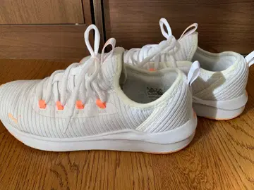 PUMA 화이트 스트라이프 스니커즈 Softride