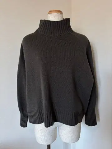 새상품급 HALF-NOTE 하이넥 니트 스웨터