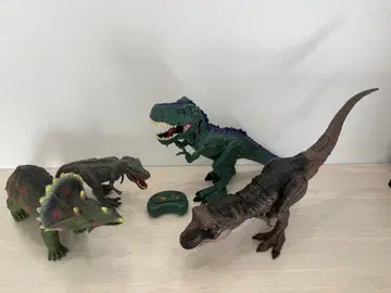 공룡 피규어 4체 세트 + 리모컨