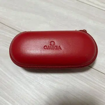 OMEGA 레드 가죽 케이스