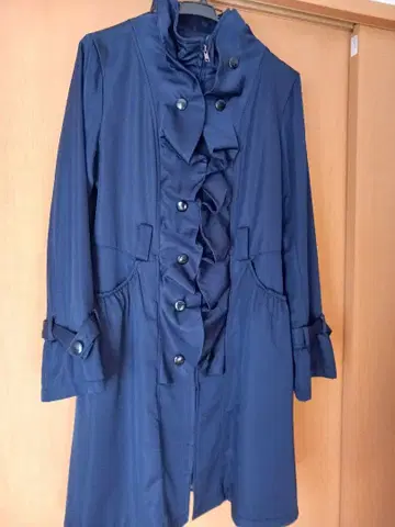 네이비 프릴 코트