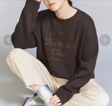 뷰티앤유스 자수 로고 크루넥 니트 브라운