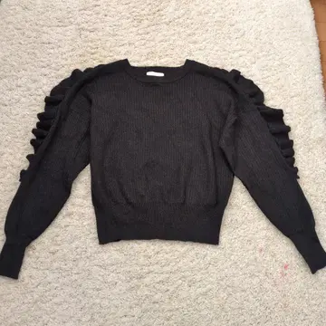 AMERI 블랙 프릴 슬리브 니트 스웨터