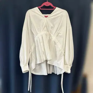 le PHIL 화이트 플레어 실루엣 긴팔 셔츠