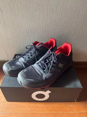 On Cloud 블랙/레드 스니커즈